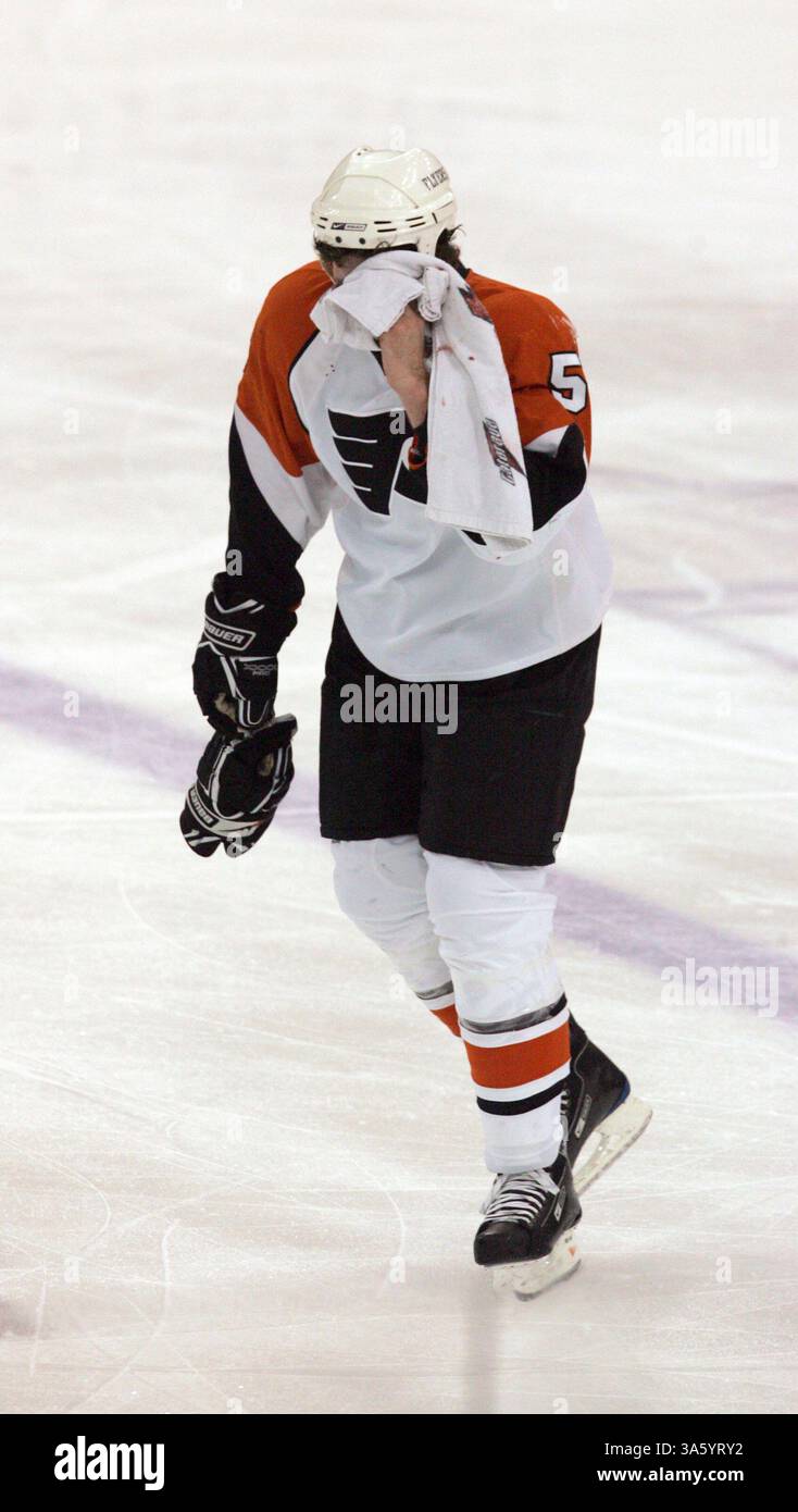 11 mai 2008 - Braydon Coburn, Flyers de Philadelphie, patine hors de la glace après avoir subi une coupure au visage lors de la première période du match 2 de la finale de la Conférence de l’est de la LNH au Mellon Arena à Pittsburgh, en Pennsylvanie, le dimanche 11 mai 2008. (Barbara L. Johnston/Philadelphia Inquirer/MCT) (image crédit : © Barbara L. Johnston/MCT/ZUMAPRESS.com) Banque D'Images