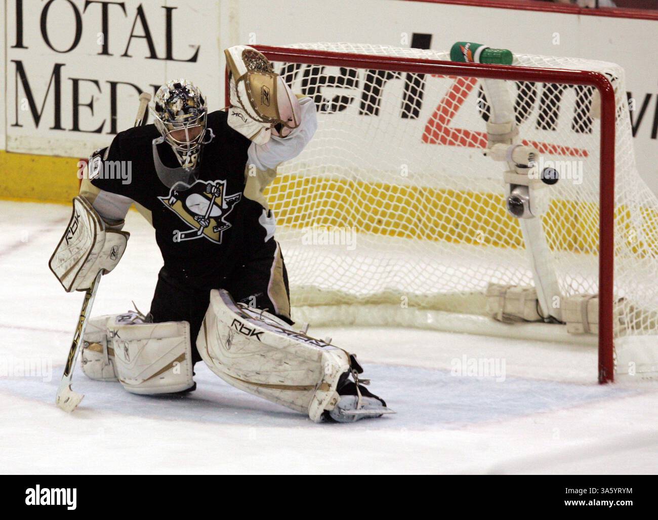 11 mai 2008 - les Flyers de Philadelphie Mike Richards (non sur la photo) marquent contre le gardien Marc-André Fleury des Penguins de Pittsburgh lors de la deuxième période du match 2 de la finale de la Conférence de l’est de la LNH à l’aréna Mellon à Pittsburgh, Pennsylvanie, le dimanche 11 mai 2008. Les Penguins ont gagné 4-2. (Barbara L. Johnston/Philadelphia Inquirer/MCT) (image crédit : © Barbara L. Johnston/MCT/ZUMAPRESS.com) Banque D'Images