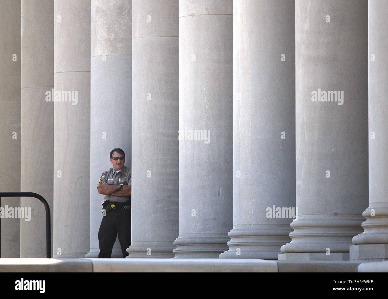 Le 30 mai 2008 - Un Ã¢â‚¬Â¢adjoint du SheriffÃÆ du comté de Tom Green se tient à l’entrée du palais de justice du comté de Tom Green à San Angelo, Texas, où une audience a lieu sur les enfants du ranch polygame YFZ le vendredi 30 mai 2008. (Khampha Bouaphanh/Fort Worth Star-Telegram/MCT) (crédit image : © Khampha Bouaphanh/MCT/ZUMAPRESS.com) Banque D'Images