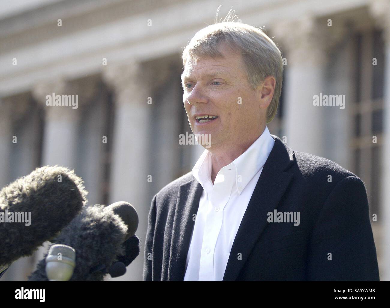 Le 30 mai 2008 - le porte-parole du FLDS Rod Parker parle aux médias au Tom Green County court House à San Angelo, Texas, où une audience a lieu sur les enfants du ranch polygame YFZ le vendredi 30 mai 2008. (Khampha Bouaphanh/Fort Worth Star-Telegram/MCT) (crédit image : © Khampha Bouaphanh/MCT/ZUMAPRESS.com) Banque D'Images