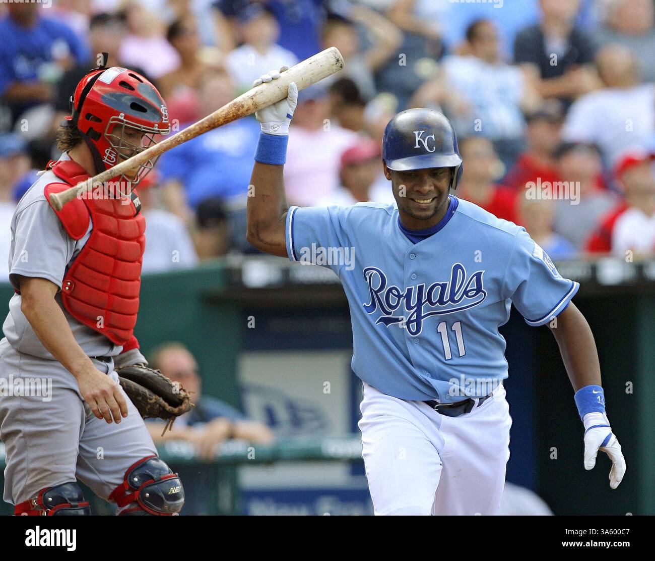 29 juin 2008 - Jose Guillen des Royals de Kansas City claque sa batte vers le bas après s'être sorti en huitième manche contre les Cardinals Louis. Les Cardinals battent les Royals, 9-6, au Kauffman Stadium de Kansas City, Missouri, le dimanche 29 juin 2008. (John Sleezer/Kansas City Star/MCT) (image crédit : © John Sleezer/MCT/ZUMAPRESS.com) Banque D'Images