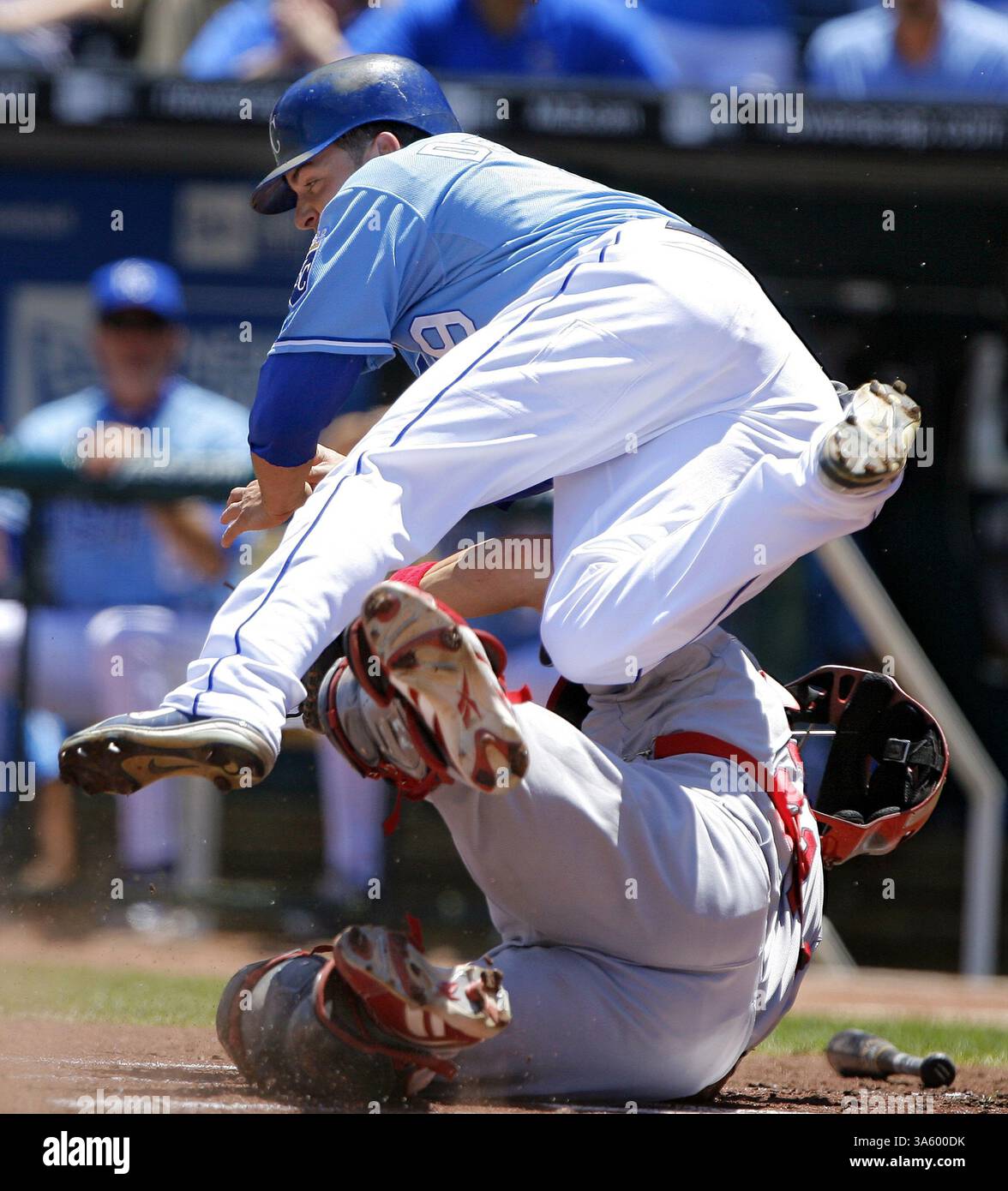 29 juin 2008 - David DeJesus (en haut) des Royals de Kansas City fait tourner Louis Cardinals catcher Jason LaRue à la plaque, comme il a été marqué sur un single par Jose Guillen des Royals, lors de la première manche au Kauffman Stadium de Kansas City, Missouri, dimanche 29 juin 2008. (John Sleezer/Kansas City Star/MCT) (image crédit : © John Sleezer/MCT/ZUMAPRESS.com) Banque D'Images
