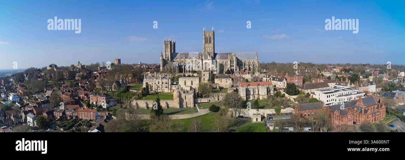 Une vue aérienne panoramique de la cathédrale de Lincoln, une structure gothique emblématique de Lincoln, en Angleterre, mettant en valeur son architecture médiévale et ses toweri Banque D'Images