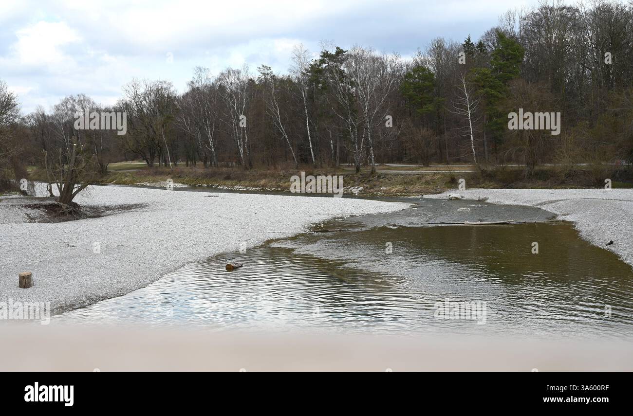 PRODUCTION - 24 mars 2025, Bavière, MŸnchen : la rivière Isar dans le centre de Munich. Après que le président américain Trump ait publié un décret renommant le golfe du Mexique Golfe d’Amérique, les Allemands ont commencé à ajouter des lieux comme repères sur Google Maps. L'endroit indiqué sur l'image peut également être trouvé sur Google Maps sous le nom de 'Giesinger Golf'. Photo : Léonie Asendorpf/dpa Banque D'Images