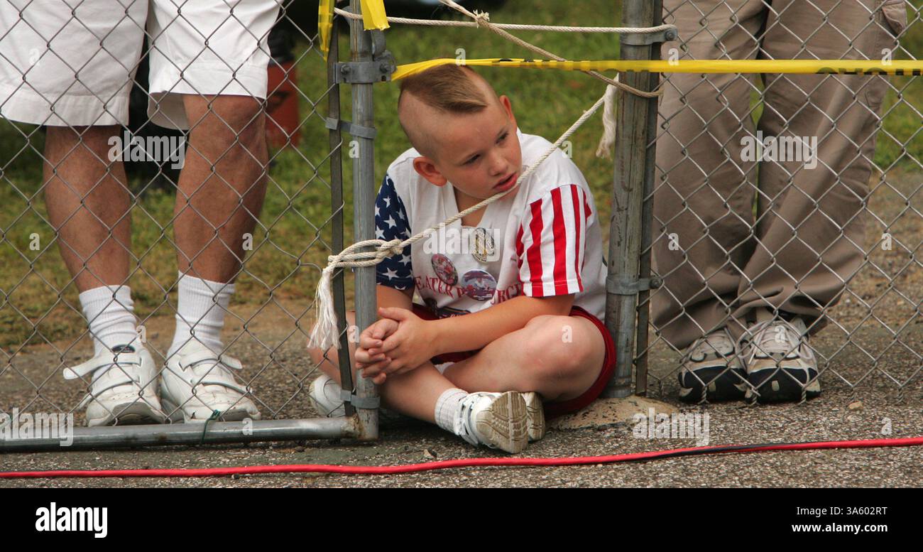26 juillet 2008 - Tommy Cox, 8 ans, de McKeesport, PA. Les coureurs s'affrontent à partir d'une position unique le long de la piste lors de la 71e course du All-American Soap Box Derby à Derby Downs le samedi 26 juillet 2008, à Akron, Ohio. Cox a concouru dans la division stock mais a perdu sa première manche. (Ed Suba Jr./Akron Beacon Journal/MCT) (image de crédit : © Ed Suba Jr/MCT/ZUMAPRESS.com) Banque D'Images