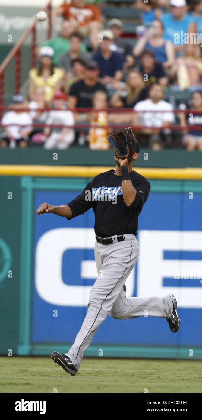 2 août 2008 - Alex Rios, le joueur du centre des Blue Jays de Toronto, reçoit une mouche pop de Gerald Laird en deuxième manche au Rangers Ballpark à Arlington, Texas, le samedi 2 août 2008. (Ralph Lauer/Fort Worth Star-Telegram/MCT) (crédit image : © Ralph Lauer/MCT/ZUMAPRESS.com) Banque D'Images