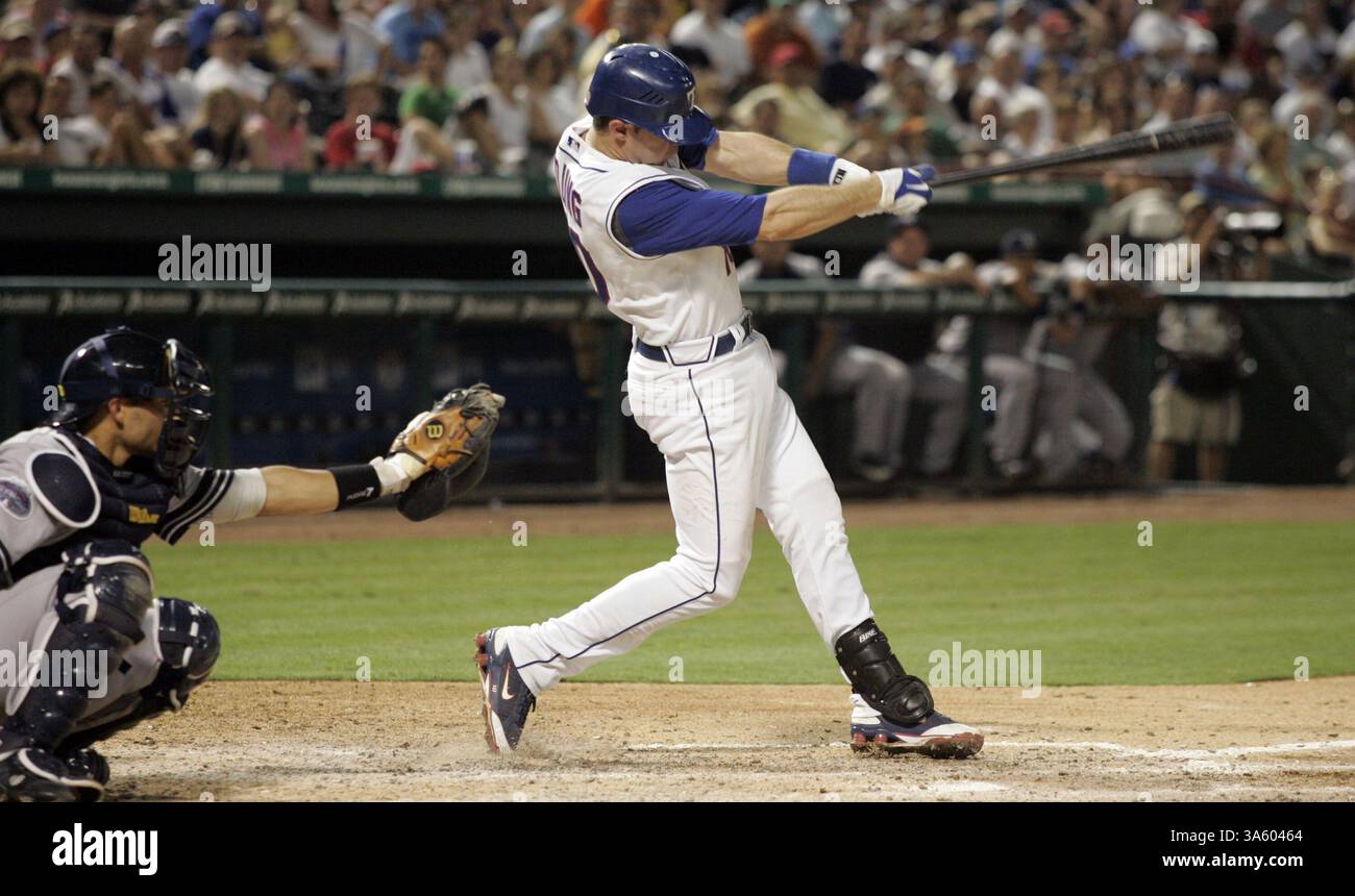 4 août 2008 - les Yankees de New York Ivan ''Pudge'' Rodriguez regarde les Texas Rangers Michael Young frapper un circuit de trois coups de circuit en cinquième manche au Rangers Ballpark à Arlington, Texas, le lundi 4 août 2008. (Sharon M. Steinman/Fort Worth Star-Telegram/MCT) (image de crédit : © Sharon M. Steinman/MCT/ZUMAPRESS.com) Banque D'Images