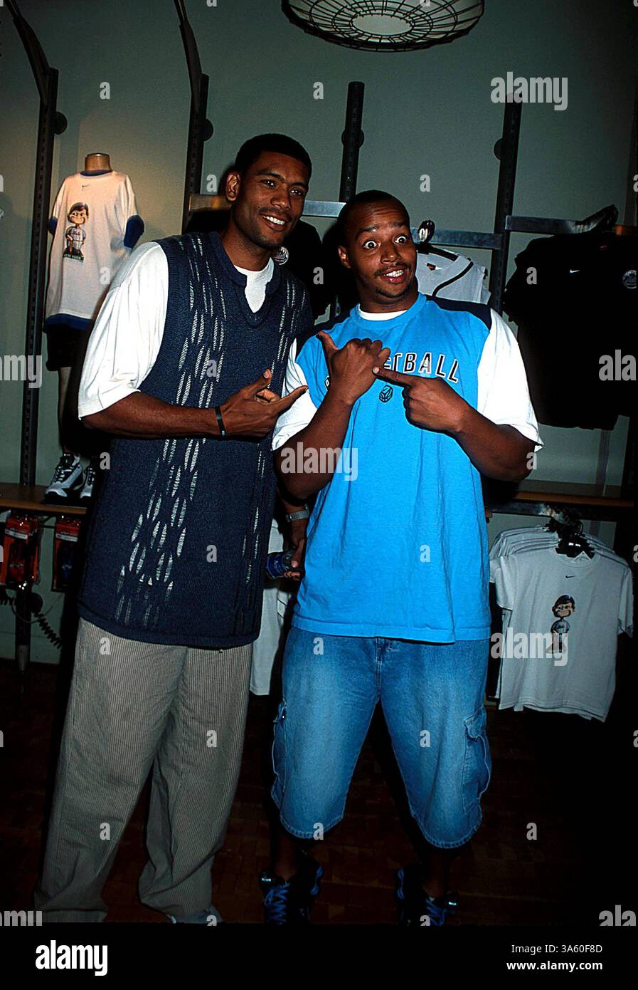 JANVIER 1, 2011 - K25561HMC NIKE BENEFIT PARTY POUR PROMOUVOIR LA LIGNE PRESTO DE MODE SPORTIVE NIKETOWN, NY 07/11/02. HENRY MCGEE/ 2002. ALLAN HOUSTON. DONALD FAISON (crédit image : © Globe photos/ZUMAPRESS.com) Banque D'Images