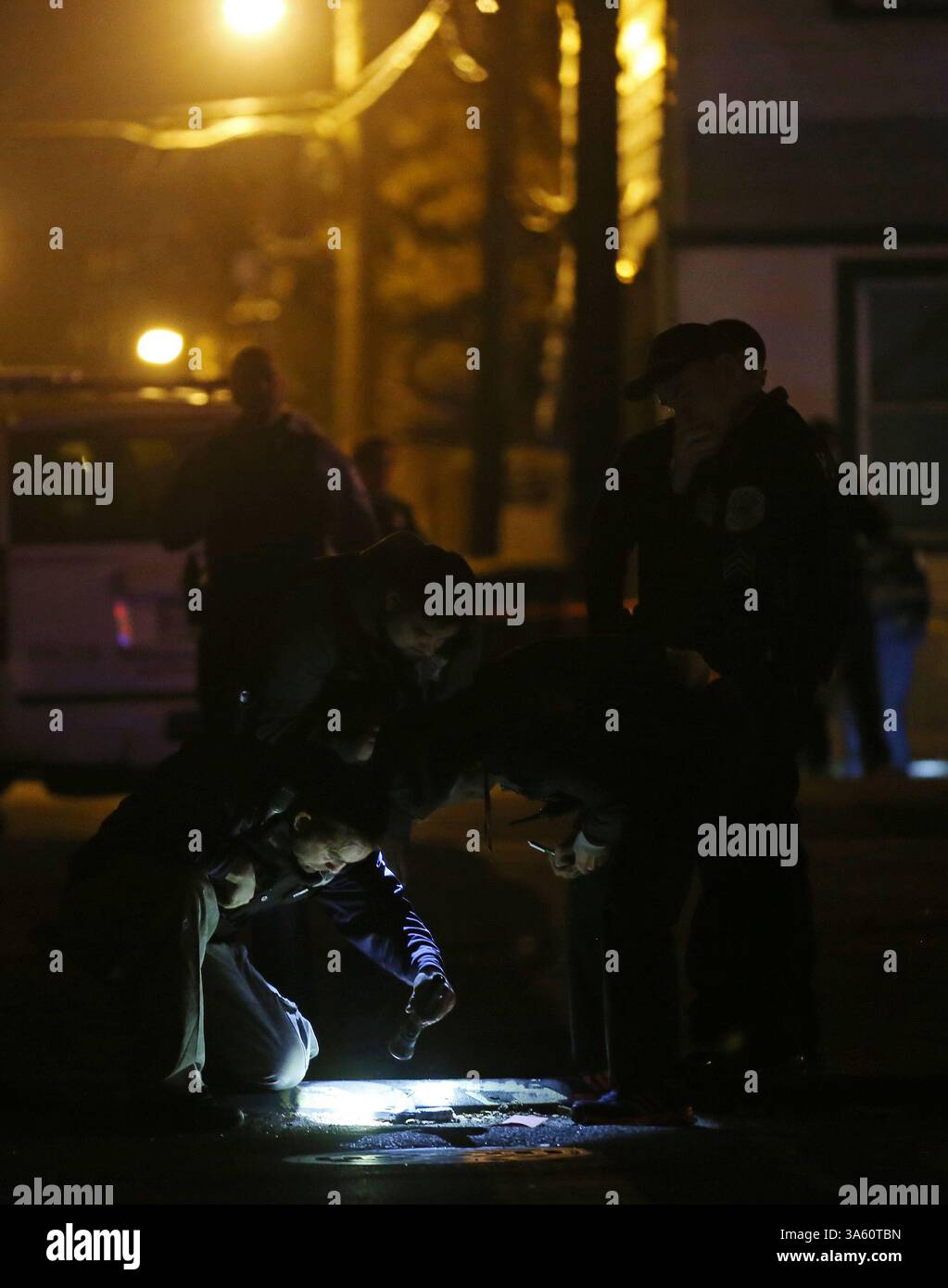 30 octobre 2014 - Chicago, il, États-Unis - des policiers et des détectives inspectent une arme de poing trouvée dans une ruelle près de la scène d'une fusillade impliquant la police dans les rues 51st et Wood tard mercredi, 29 octobre 2014, à Chicago. (Crédit image : © John J. Kim/TNS/ZUMA Wire) Banque D'Images