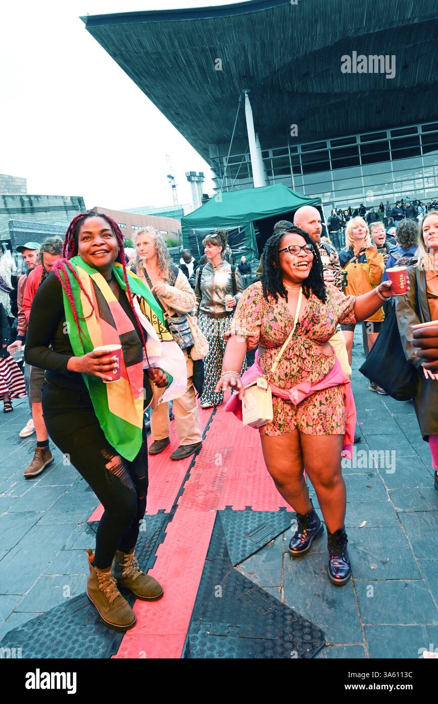 Le Dathliad Africa Wales Festival est un événement qui se déroule dans tout le pays de Galles. Makoomba le groupe zimbabwéen se produisant à Cardiff Bay, au pays de Galles Banque D'Images Le Dathliad Africa Wales Festival est un événement qui se déroule dans tout le pays de Galles. Makoomba le groupe zimbabwéen se produisant à Cardiff Bay, au pays de Galles Banque D'Images