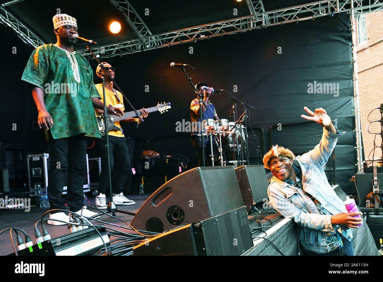 Le Dathliad Africa Wales Festival est un événement qui se déroule dans tout le pays de Galles. Makoomba le groupe zimbabwéen se produisant à Cardiff Bay, au pays de Galles Banque D'Images Le Dathliad Africa Wales Festival est un événement qui se déroule dans tout le pays de Galles. Makoomba le groupe zimbabwéen se produisant à Cardiff Bay, au pays de Galles Banque D'Images