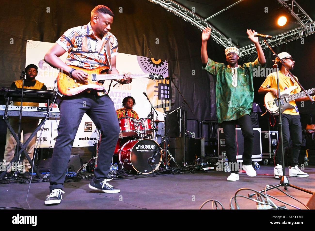 Le Dathliad Africa Wales Festival est un événement qui se déroule dans tout le pays de Galles. Makoomba le groupe zimbabwéen se produisant à Cardiff Bay, au pays de Galles Banque D'Images Le Dathliad Africa Wales Festival est un événement qui se déroule dans tout le pays de Galles. Makoomba le groupe zimbabwéen se produisant à Cardiff Bay, au pays de Galles Banque D'Images