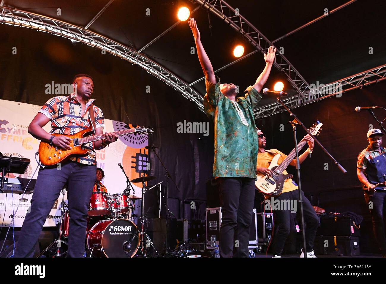 Le Dathliad Africa Wales Festival est un événement qui se déroule dans tout le pays de Galles. Makoomba le groupe zimbabwéen se produisant à Cardiff Bay, au pays de Galles Banque D'Images Le Dathliad Africa Wales Festival est un événement qui se déroule dans tout le pays de Galles. Makoomba le groupe zimbabwéen se produisant à Cardiff Bay, au pays de Galles Banque D'Images