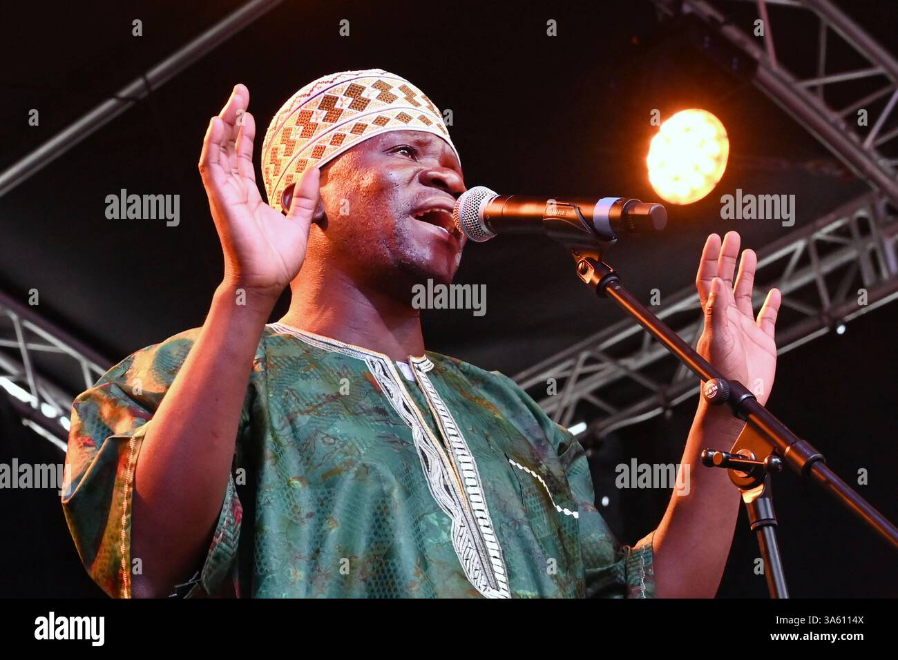 Le Dathliad Africa Wales Festival est un événement qui se déroule dans tout le pays de Galles. Makoomba le groupe zimbabwéen se produisant à Cardiff Bay, au pays de Galles Banque D'Images Le Dathliad Africa Wales Festival est un événement qui se déroule dans tout le pays de Galles. Makoomba le groupe zimbabwéen se produisant à Cardiff Bay, au pays de Galles Banque D'Images