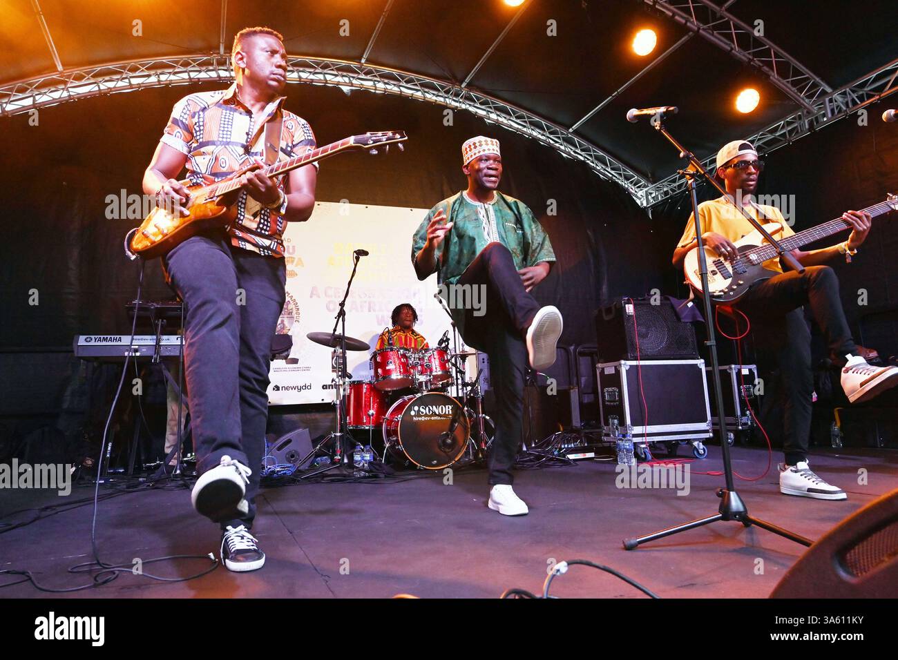 Le Dathliad Africa Wales Festival est un événement qui se déroule dans tout le pays de Galles. Makoomba le groupe zimbabwéen se produisant à Cardiff Bay, au pays de Galles Banque D'Images Le Dathliad Africa Wales Festival est un événement qui se déroule dans tout le pays de Galles. Makoomba le groupe zimbabwéen se produisant à Cardiff Bay, au pays de Galles Banque D'Images