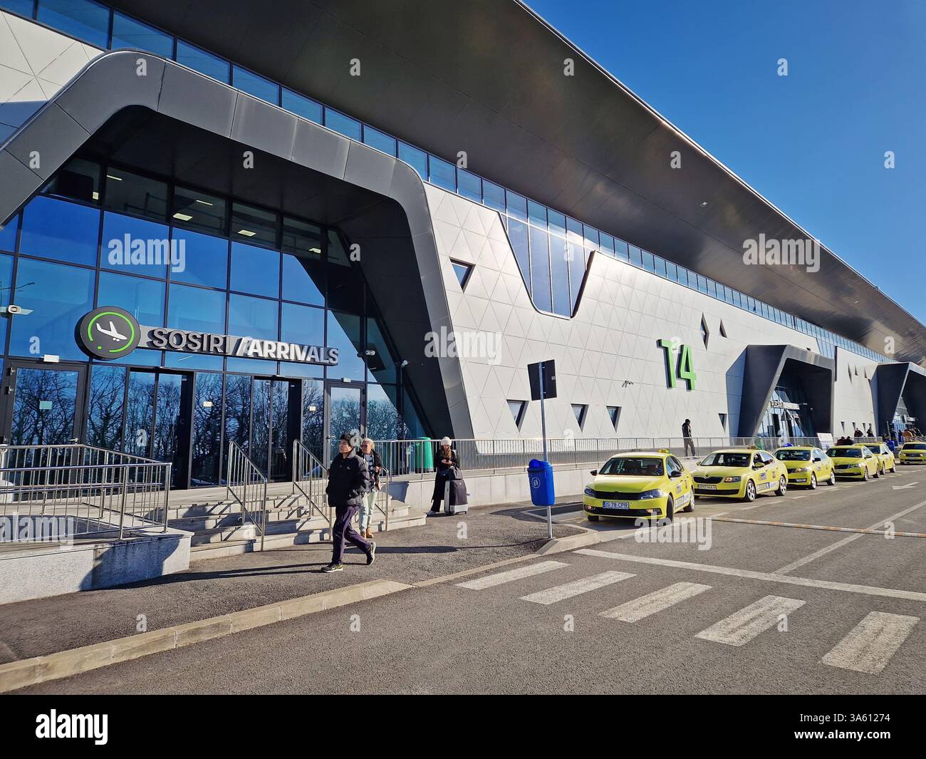 IASI, ROUMANIE - 5 JANVIER 2025 Aéroport moderne de Iasi vue extérieure du nouveau terminal T4. Des taxis jaunes sont stationnés devant Banque D'Images