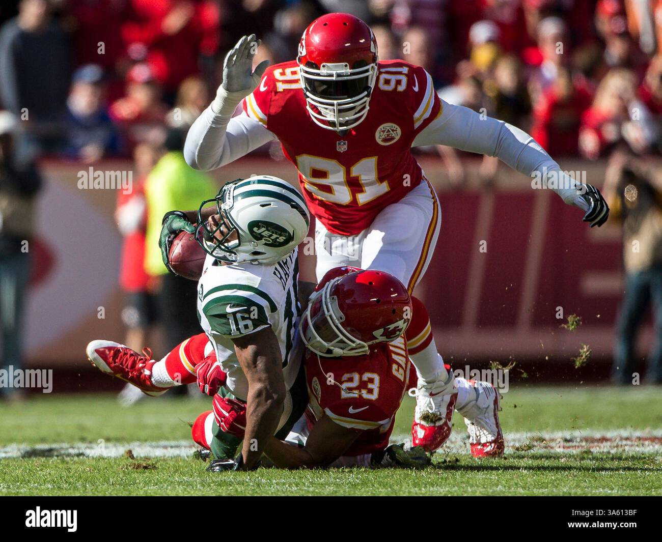 2 novembre 2014 : le receveur Percy Harvin (16 ans) des New York jets est attaqué par Phillip gaines (23 ans), cornerback des Kansas City Chiefs et Tamba Hali (91 ans), lors du match NFL entre les jets de New York et les Chiefs de Kansas City au stade Arrowhead de Kansas City, Missouri. Les chefs ont battu les jets 24-10.(image crédit : © Tim Warner/Cal Sport Media/ZUMAPRESS.com) Banque D'Images