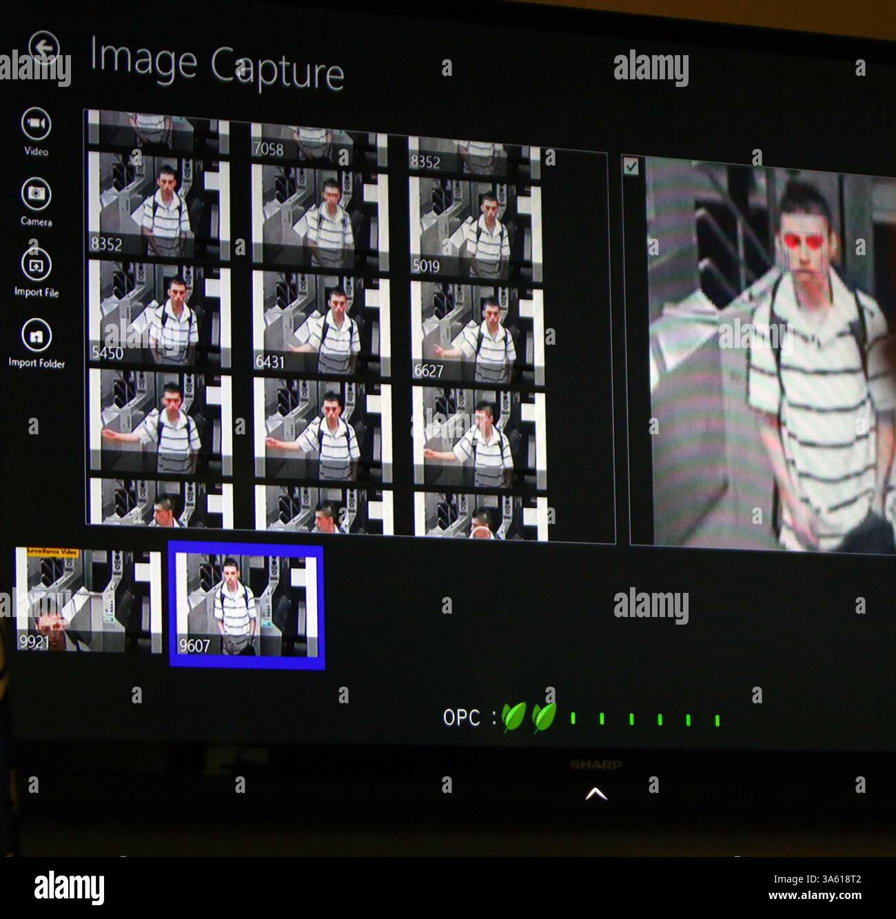 3 novembre 2014 - AB, Canada - Keith Raderschadt de NEC Corporation of America donne une explication détaillée et une démonstration du nouveau logiciel de reconnaissance faciale mis en œuvre par le Service de police de Calgary à son siège social de la SCP, Westwinds Campus Media Centre à Calgary, Altaï, le dimanche 2 novembre 2014. Darren Makowichuk/Calgary Sun/QMI Agency (crédit image : © Darren Makowichuk/QMI Agency/ZUMA Wire) Banque D'Images