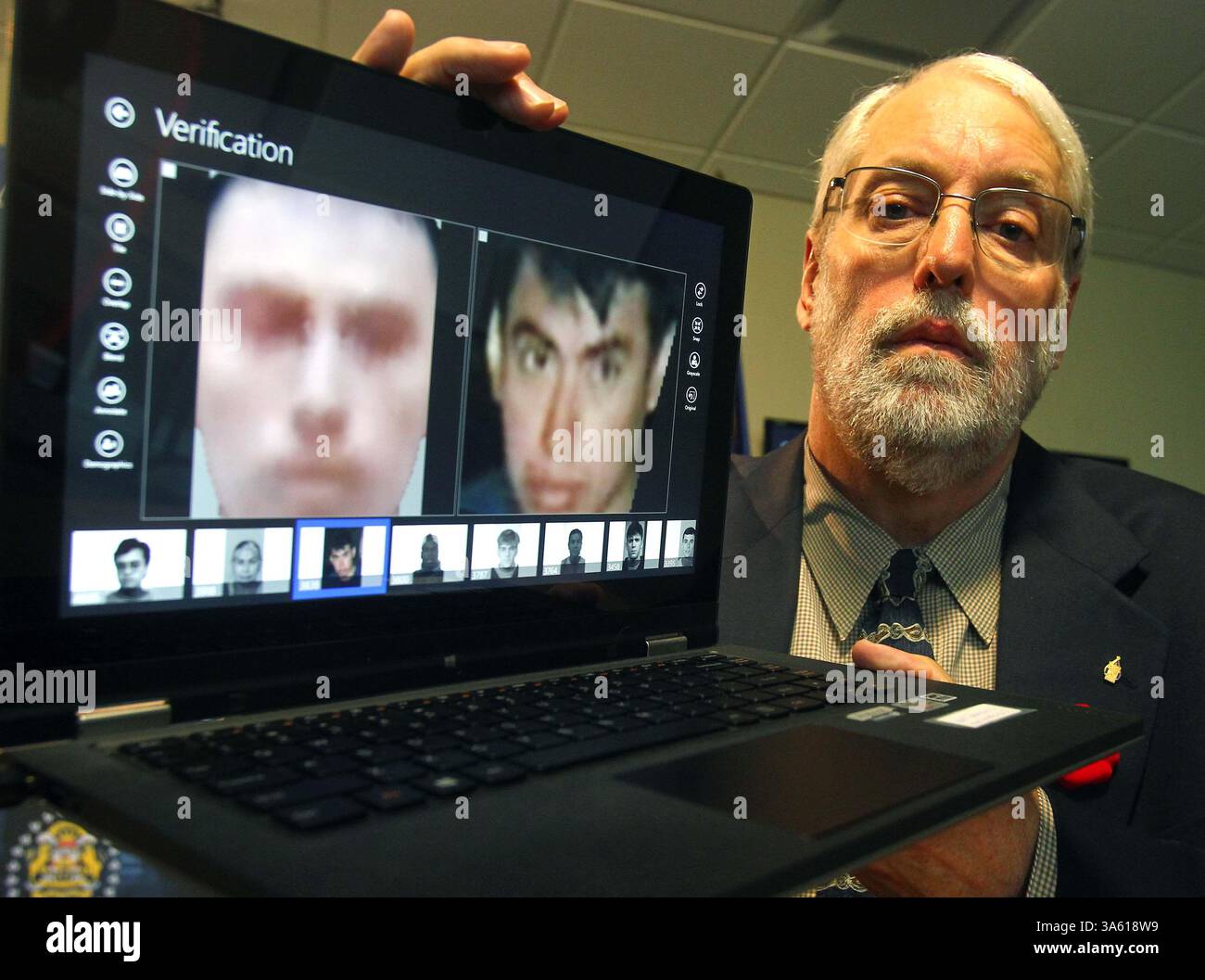 3 novembre 2014 - AB, Canada - Keith Raderschadt de NEC Corporation of America donne une explication détaillée et une démonstration du nouveau logiciel de reconnaissance faciale mis en œuvre par le Service de police de Calgary à son siège social de la SCP, Westwinds Campus Media Centre à Calgary, Altaï, le dimanche 2 novembre 2014. Darren Makowichuk/Calgary Sun/QMI Agency (crédit image : © Darren Makowichuk/QMI Agency/ZUMA Wire) Banque D'Images