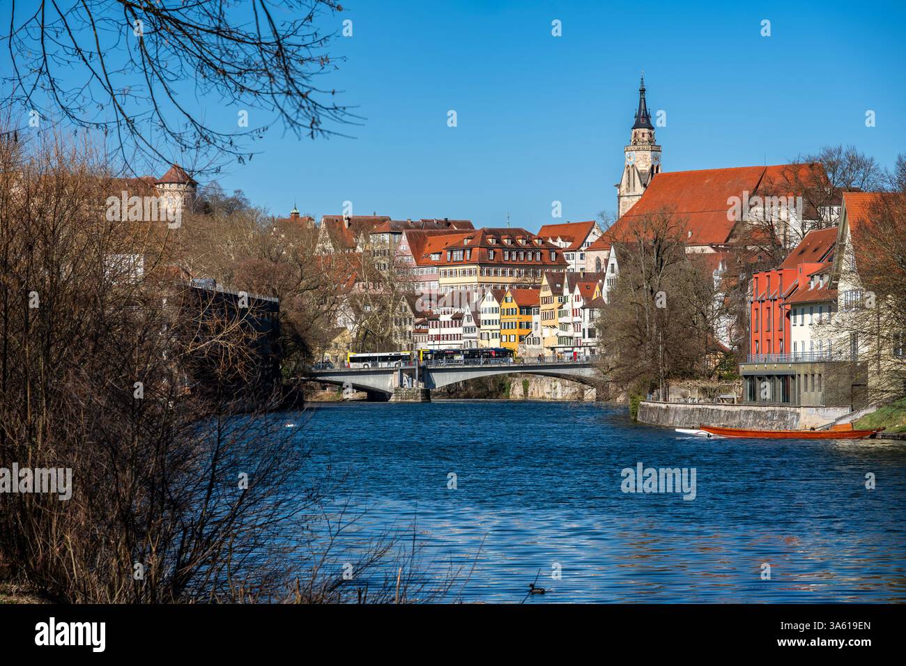 Horizon de la ville de Tübingen vu de la rivière Neckar au printemps Banque D'Images
