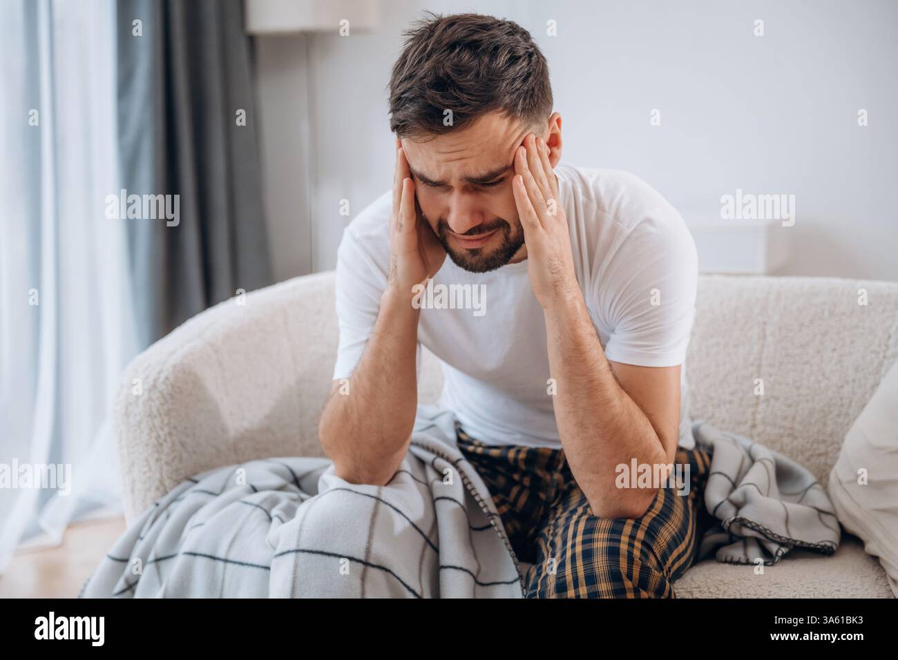 Terrible mal de tête. L'homme malade se sent mal à la maison. Banque D'Images