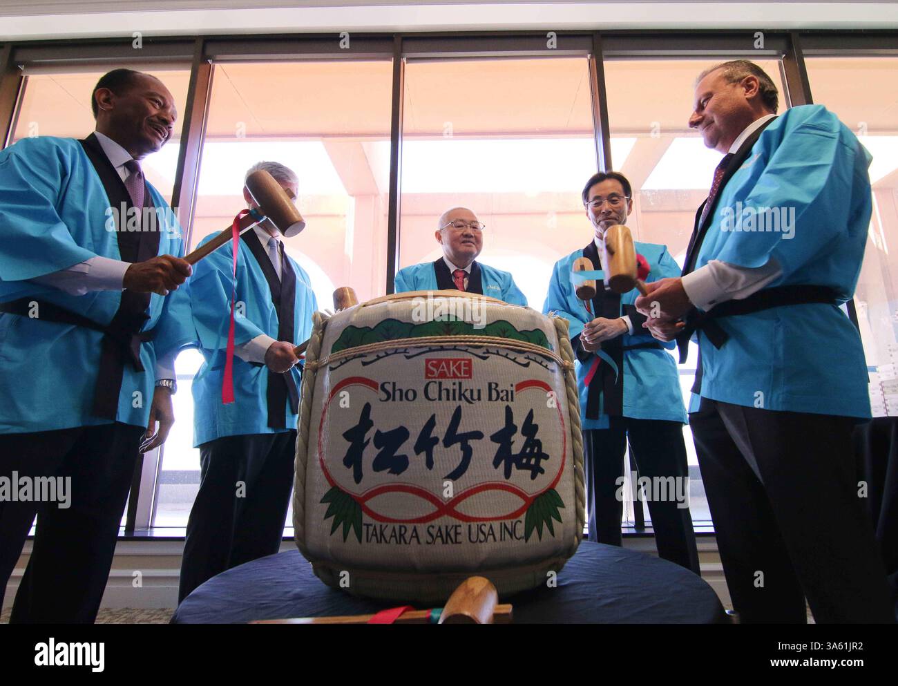 18 novembre 2014 - Wilmington, DE, États-Unis d'Amérique - de gauche à droite : Bill Harvey président, Kuraray Packaging & Industrial Polymers, DuPont Thomas Connelly, Kuraray président Fumio Ito, directeur et premier dirigeant Keiji Murakami et directeur général de GLS/Vinyls Stephen L. Cox se préparant pour la cérémonie de bienvenue de Kuraray mardi 18 novembre 2014 à Kuraray à Wilmington, Del. (crédit image : © Saquan SUMA Wire) Banque D'Images