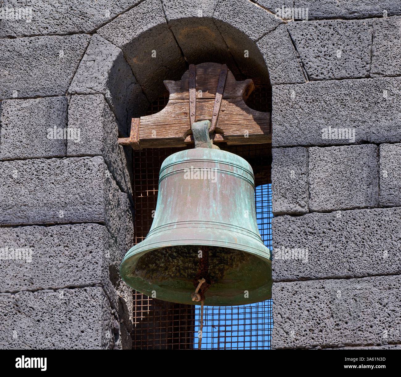 Vieille cloche d'église avec suspension en bois dans un beffroi ouvert Banque D'Images