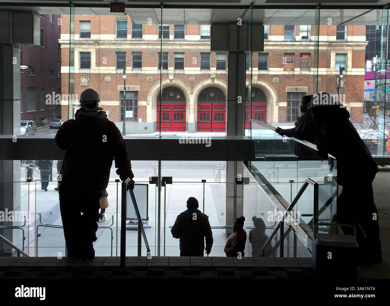 Dec. 2, 2014 - Detroit, Michigan, États-Unis - les travaux ont cessé et les travailleurs de la construction ont été renvoyés à la maison de Cobo Hall lors d'une panne de courant massive qui a frappé le centre-ville de Detroit mardi. (Crédit image : © Diane Weiss/TNS/ZUMA Wire) Banque D'Images