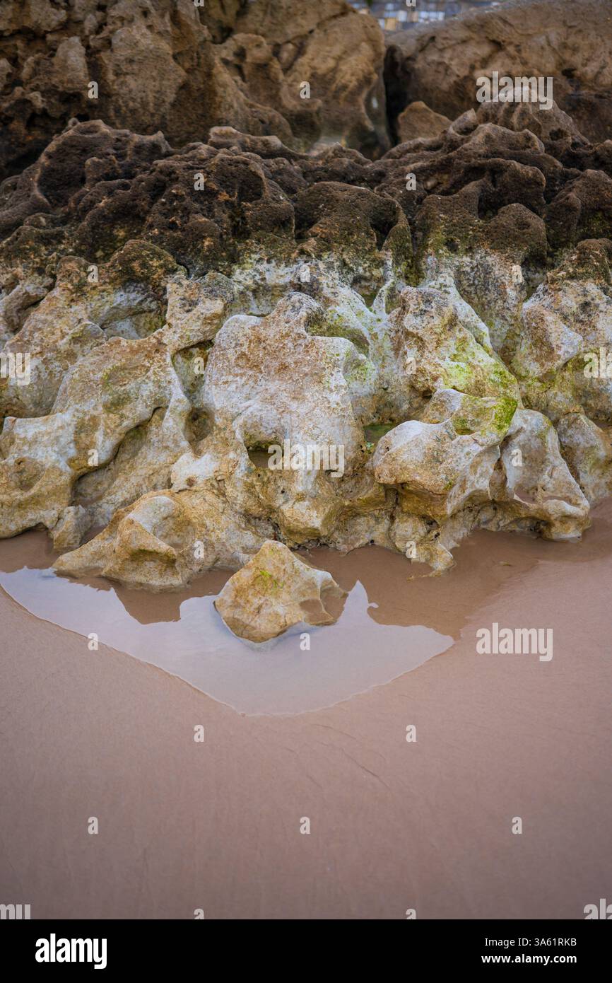 Rochers et formations sur la plage de Praia Baleal-Norte dans l'île de Baleal, Portugal Banque D'Images