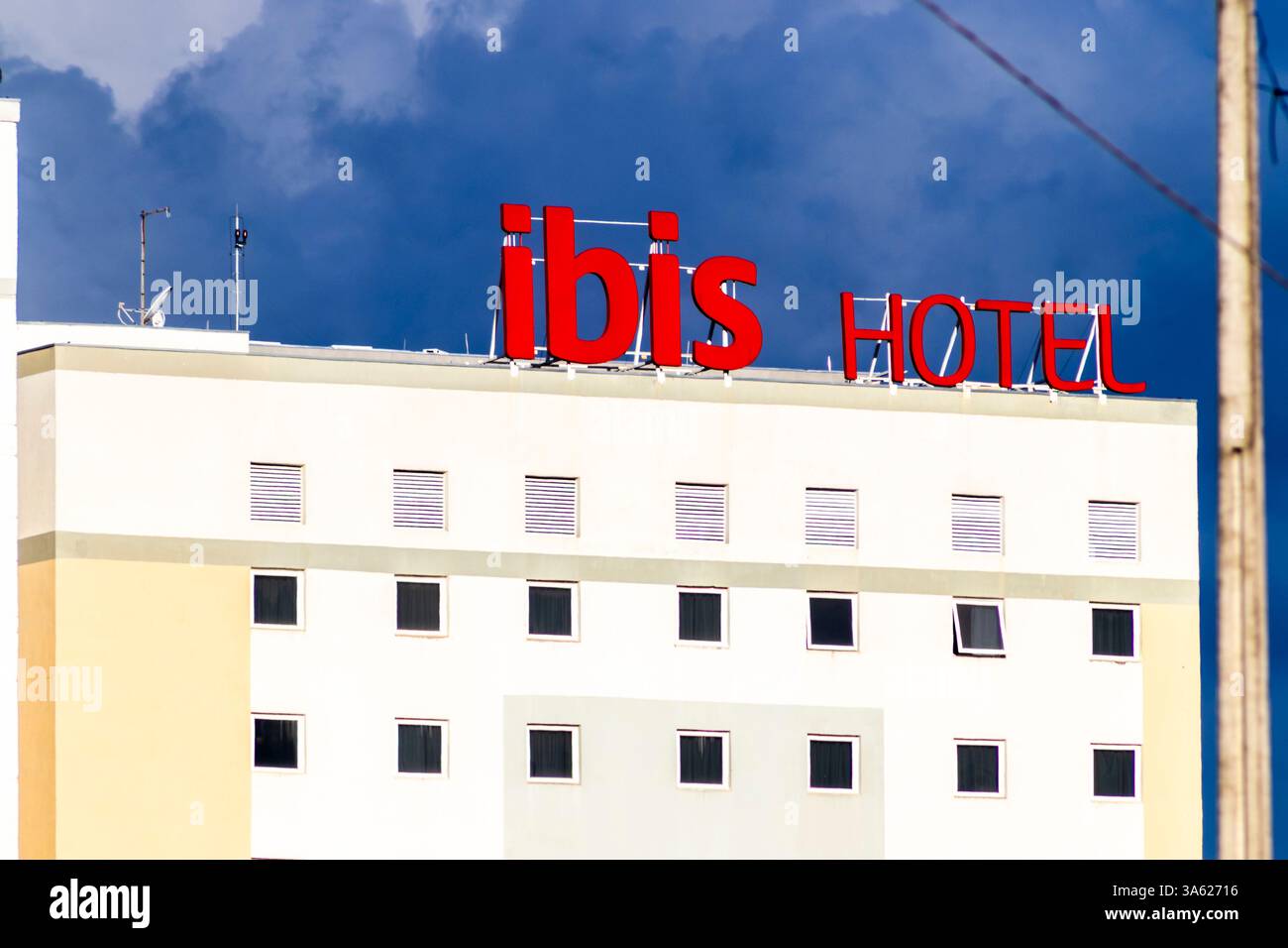 Marilia, Sao Paulo, Brésil. 12 mars 2025. Façade d'un hôtel ibis, chaîne hôtelière économique appartenant au groupe Accor, l'un des plus grands HO du monde Banque D'Images