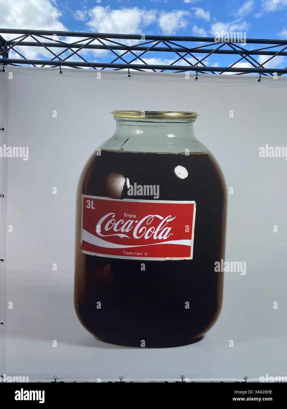 Une canette de Coca-Cola de trois litres comme sculpture parodique lors d'une exposition dans le centre de Vilnius, Lituanie, à l'été 2022. Banque D'Images