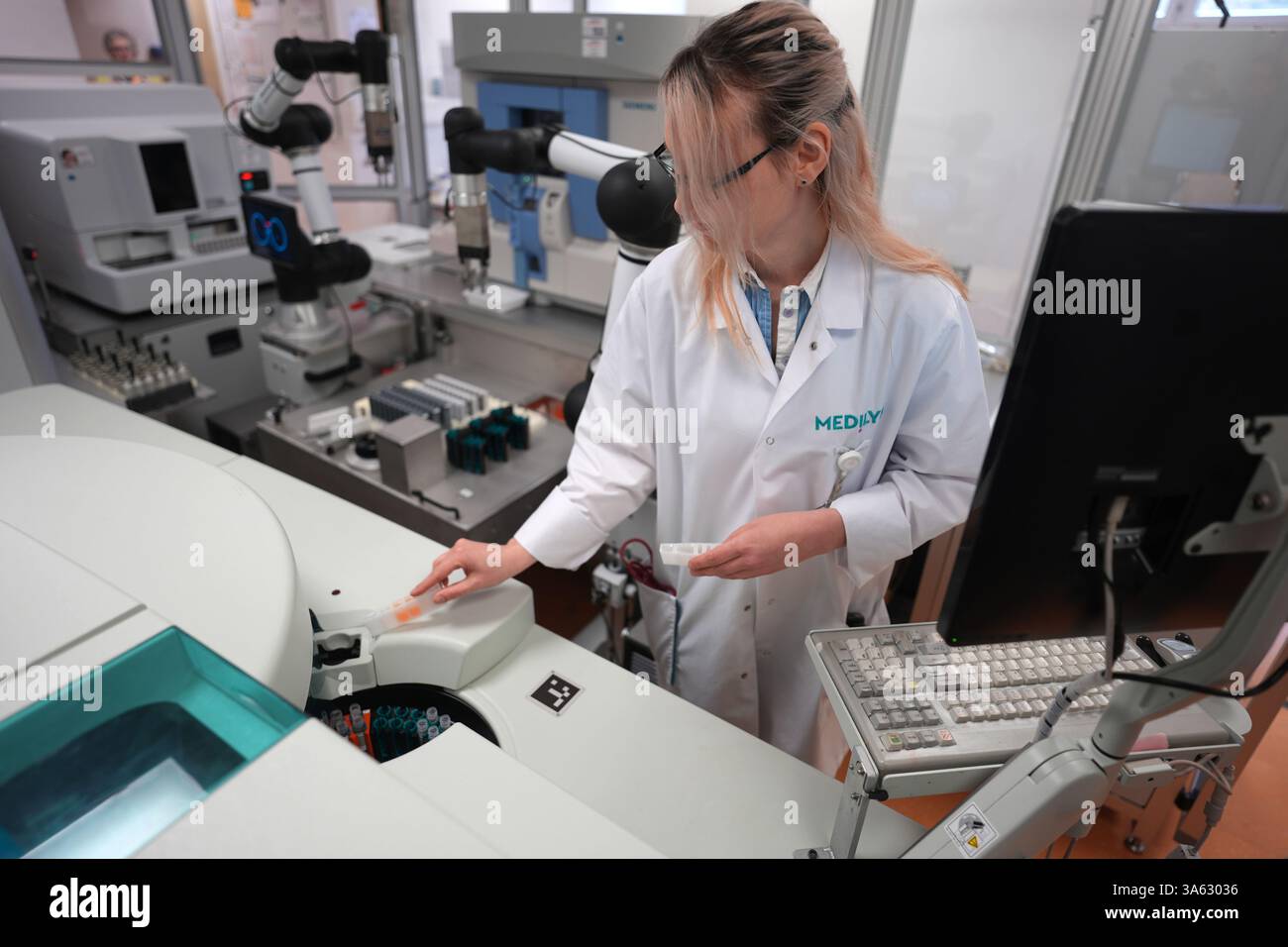 Bad Oldesloe, Allemagne. 24 mars 2025. Susann Miller, responsable de laboratoire de Medilys Laborgesellschaft sur le site Asklepios Klinik Bad Oldesloe Medical technologies for Laboratory Analytics (MTL), travaille dans le laboratoire. Le premier vol de drone pour les échantillons de laboratoire a commencé. Le drone transporte des échantillons de laboratoire de la clinique privée Asklepios Blomenburg à Selent à la clinique Asklepios à Bad Oldesloe, à environ 60 kilomètres de là. Crédit : Marcus Brandt/dpa/Alamy Live News Banque D'Images
