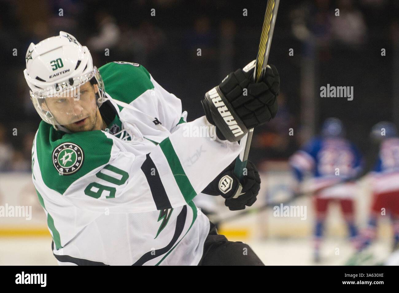08 février 2015 : Jason Spezza (90 ans), centre des Stars de Dallas, prend un tir avant le match entre les Rangers de New York et les Stars de Dallas au Madison Square Garden à Manhattan, New York . Crédit obligatoire : Kostas Lymperopoulos/CSM (crédit image : © Kostas Lymperopoulos/Cal Sport Media/ZUMAPRESS.com) Banque D'Images