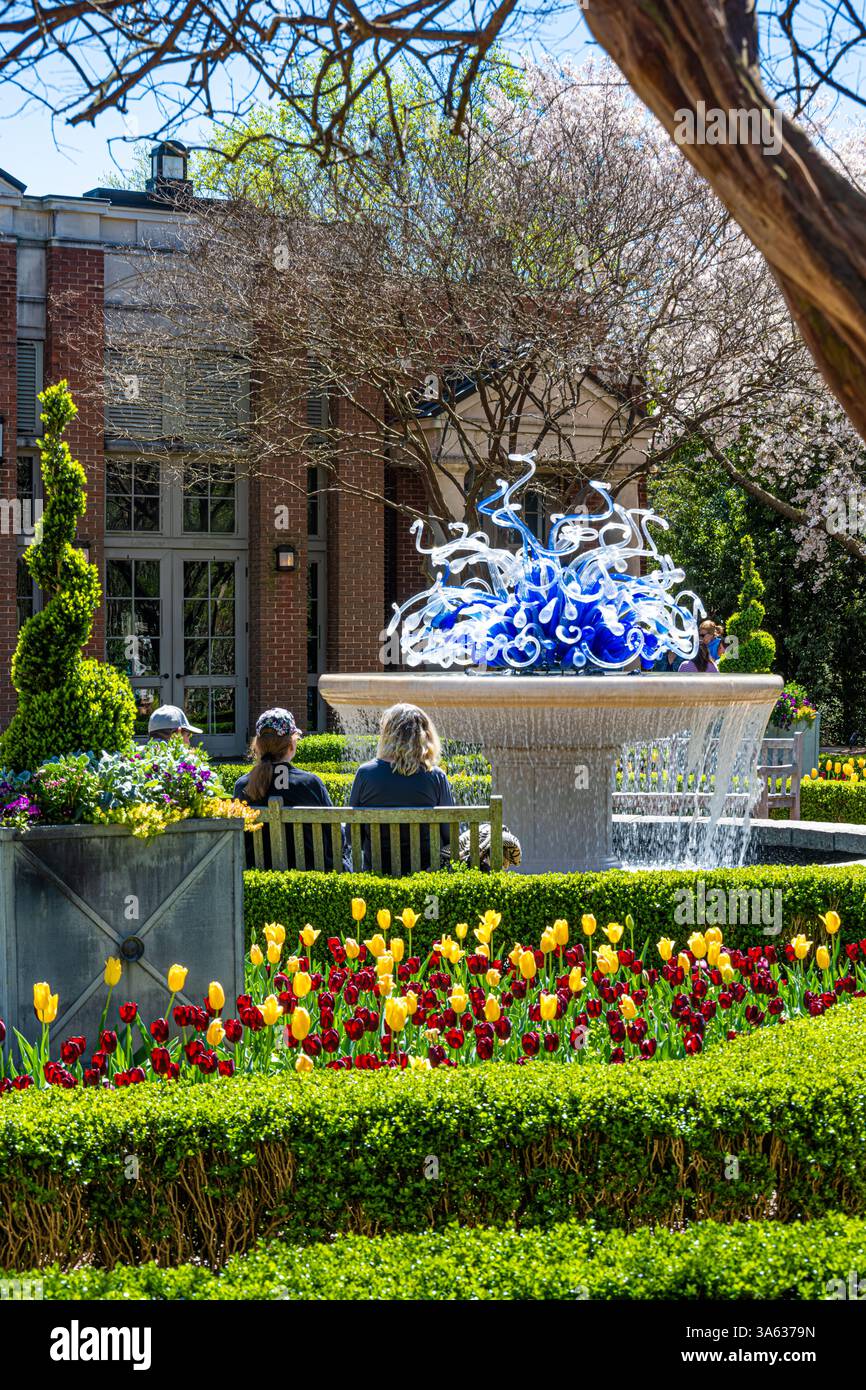 Levy parterre cour et fontaine pendant 'Atlanta Blooms !' Au jardin botanique d'Atlanta à Midtown Atlanta, Géorgie. (ÉTATS-UNIS) Banque D'Images