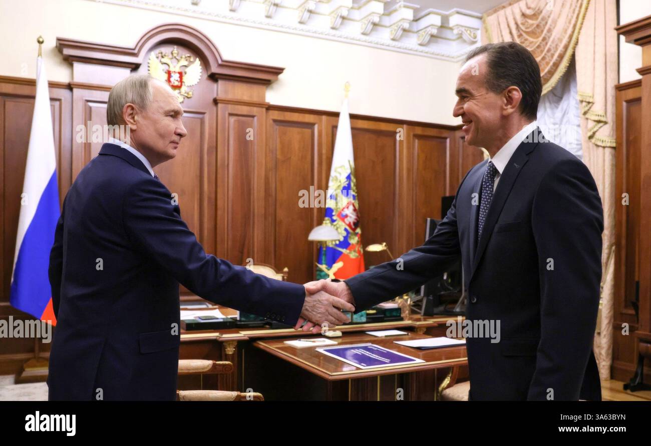 Moscou, Russie. 24 mars 2025. Le président russe Vladimir Poutine, à gauche, salue le gouverneur du territoire de Krasnodar, Veniamin Kondratyev, à droite, avant le début d'une réunion en face à face au Kremlin, le 24 mars 2025 à Moscou, en Russie. Crédit : Vyacheslav Prokofyev/Kremlin Pool/Alamy Live News Banque D'Images