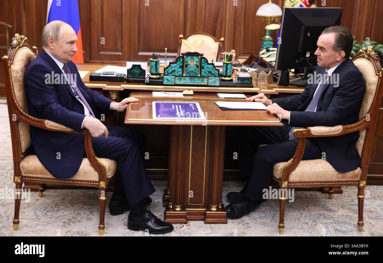Moscou, Russie. 24 mars 2025. Le président russe Vladimir Poutine, à gauche, écoute le gouverneur du territoire de Krasnodar, Veniamin Kondratyev, à droite, rendre compte des progrès accomplis dans la région lors d’une réunion en face à face au Kremlin, le 24 mars 2025 à Moscou, en Russie. Crédit : Vyacheslav Prokofyev/Kremlin Pool/Alamy Live News Banque D'Images