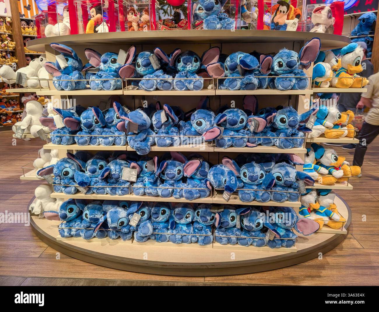 Orlando, États-Unis, 17 décembre 2024, Disney Stitch peluche jouets dans un affichage de magasin Banque D'Images