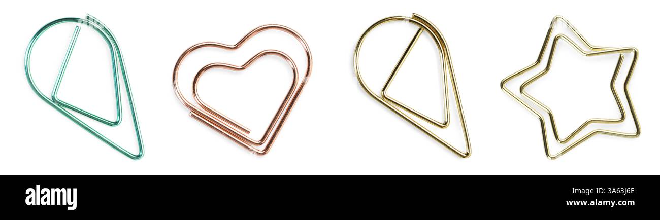 Ensemble de différents trombones isolés sur blanc, vue de dessus Banque D'Images