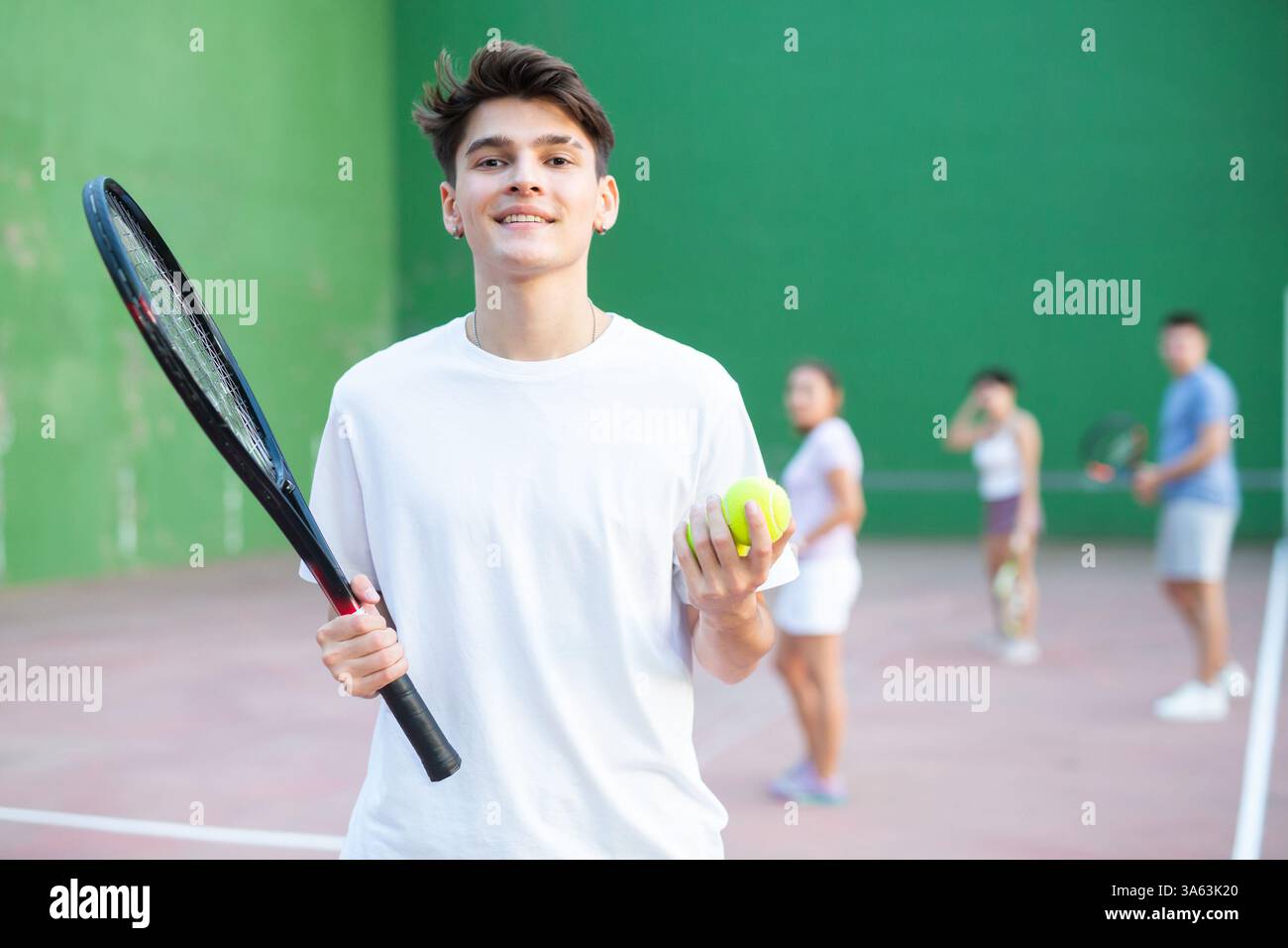 Portrait du jeune homme positif frontenis joueur Banque D'Images