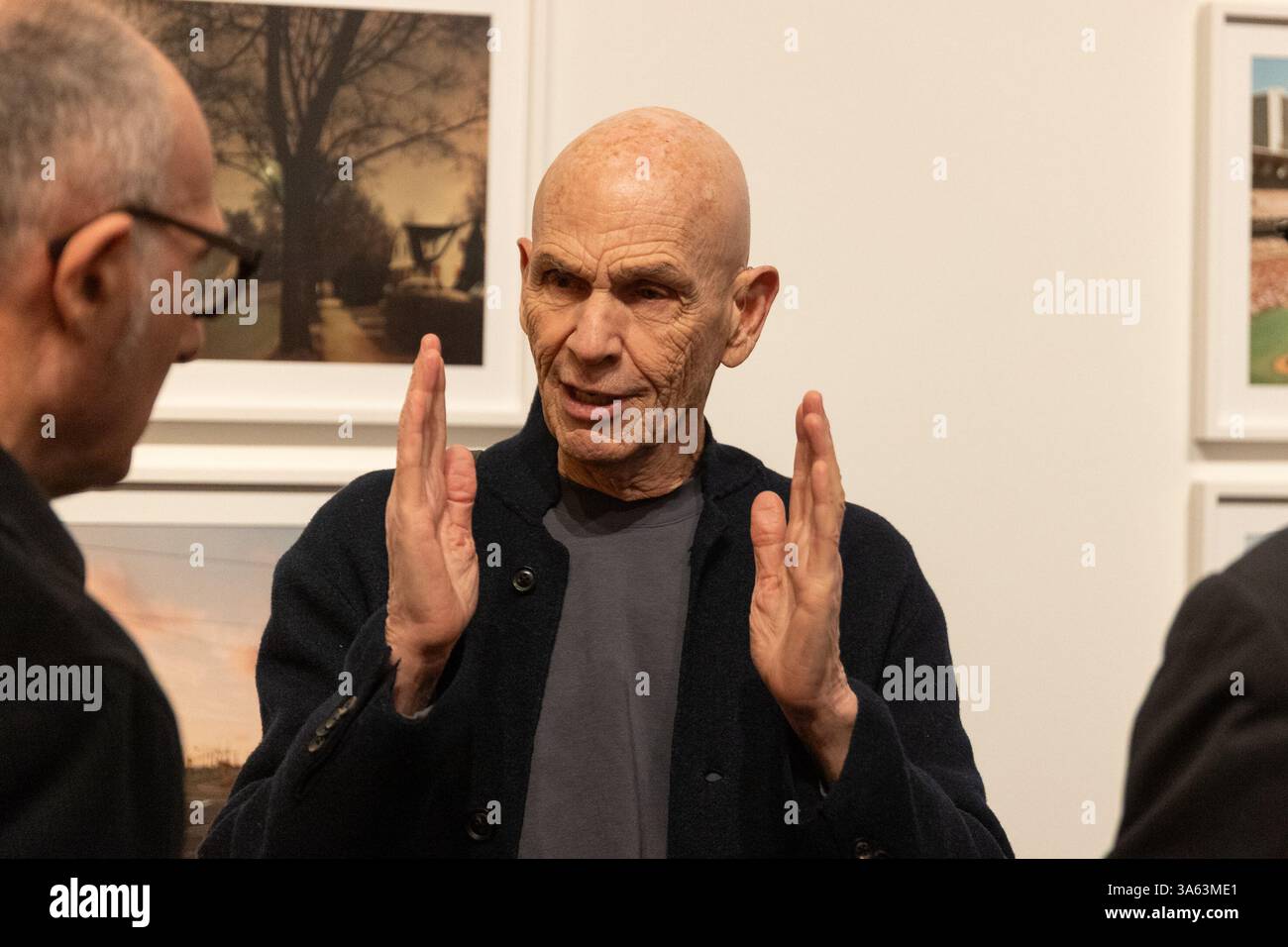 Brescia, Italie. 24 mars 2025. Joel Meyerowitz assiste à l'ouverture de ''A Sense of Wonder'', la première exposition anthologique Meyerowitz à Brescia, en Italie, le 24 mars 2025. (Photo de Stefano Nicoli/NurPhoto) crédit : NurPhoto SRL/Alamy Live News Banque D'Images