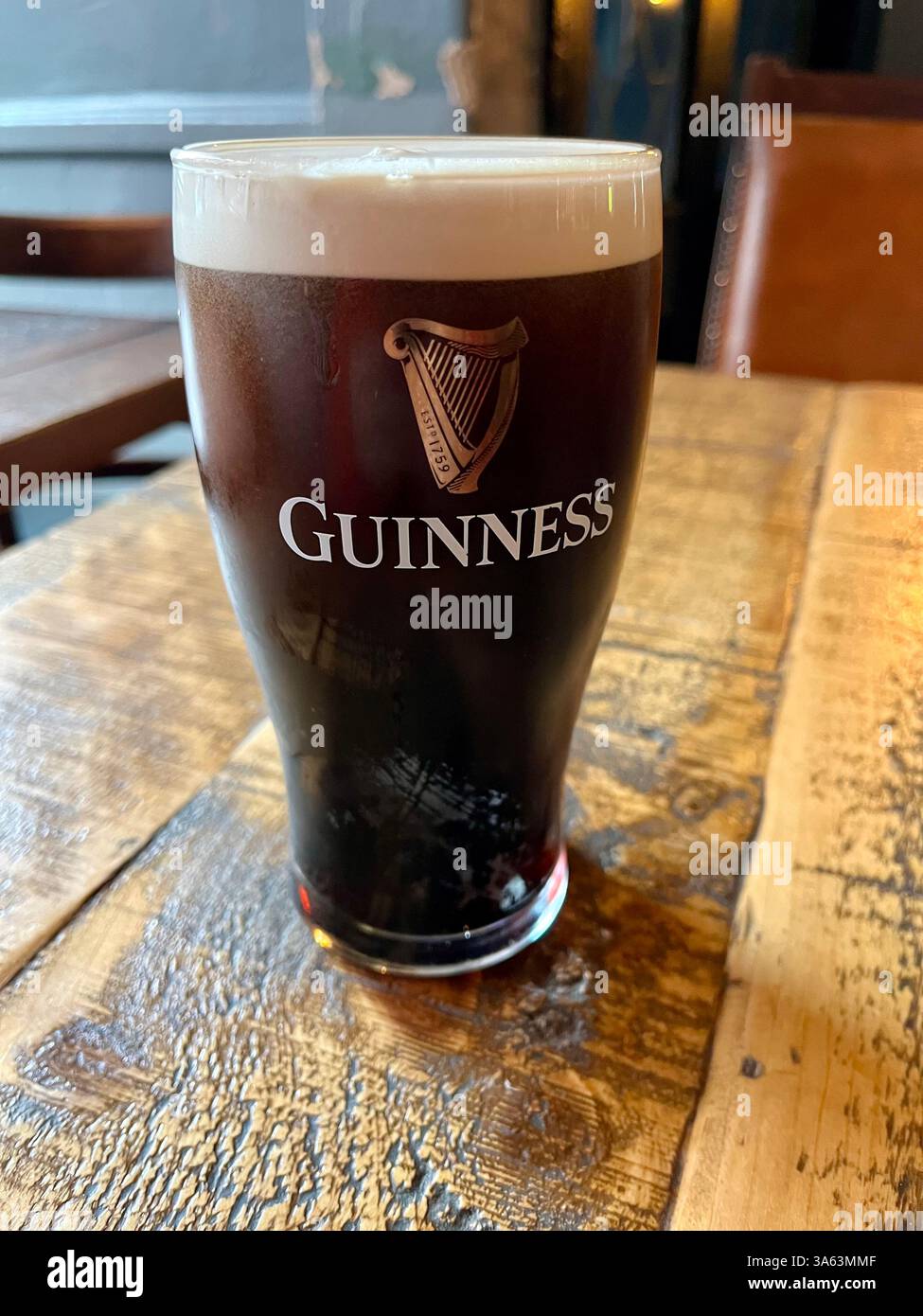 Pinte de Guinness sur une table de pub. Swansea, pays de Galles, Royaume-Uni. 17 mars 2025. Banque D'Images Pinte de Guinness sur une table de pub. Swansea, pays de Galles, Royaume-Uni. 17 mars 2025. Banque D'Images