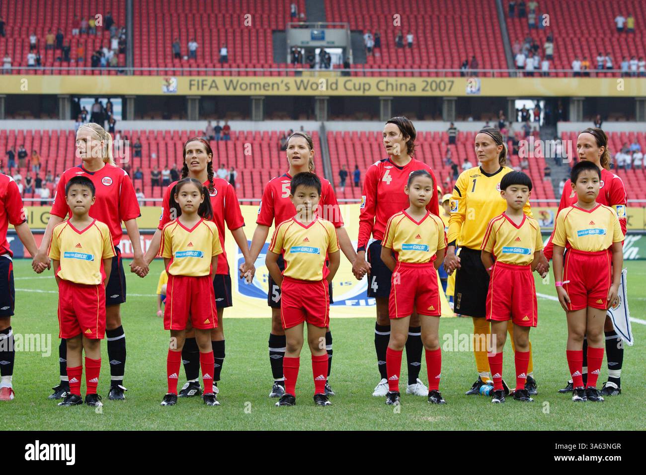 Les joueuses de l'équipe de Norvège chantent l'hymne national avant un match du groupe C de la Coupe du monde féminine de la FIFA contre le Ghana le 20 septembre 2007 au Hangzhou Dragon Stadium à Hangzhou, en Chine. Usage éditorial exclusif. Utilisation commerciale interdite. (Photographie de Jonathan Paul Larsen / Diadem images) Banque D'Images