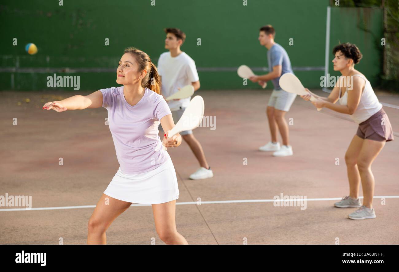 Femme basque pelote joueur frapper balle avec raquette en bois Banque D'Images