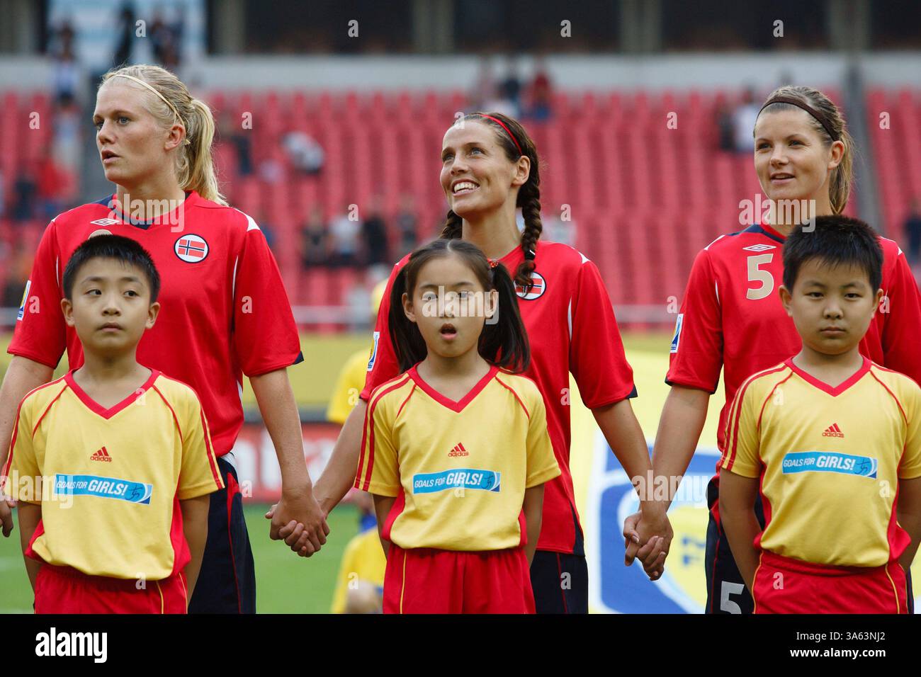 Les joueuses de l'équipe de Norvège chantent l'hymne national avant un match du groupe C de la Coupe du monde féminine de la FIFA contre le Ghana le 20 septembre 2007 au Hangzhou Dragon Stadium à Hangzhou, en Chine. Usage éditorial exclusif. Utilisation commerciale interdite. (Photographie de Jonathan Paul Larsen / Diadem images) Banque D'Images Les joueuses de l'équipe de Norvège chantent l'hymne national avant un match du groupe C de la Coupe du monde féminine de la FIFA contre le Ghana le 20 septembre 2007 au Hangzhou Dragon Stadium à Hangzhou, en Chine. Usage éditorial exclusif. Utilisation commerciale interdite. (Photographie de Jonathan Paul Larsen / Diadem images) Banque D'Images