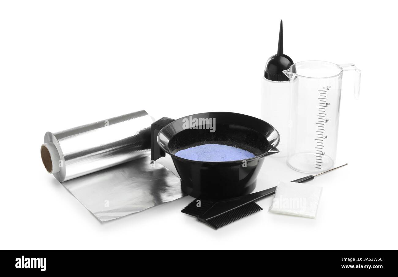 Poudre de blanchiment et outils de coiffeur isolés sur blanc Banque D'Images