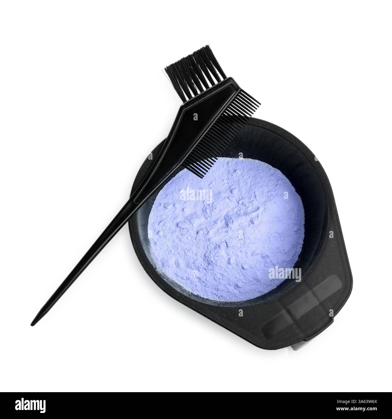 Bol avec poudre de décoloration des cheveux et brosse isolé sur blanc, vue de dessus Banque D'Images