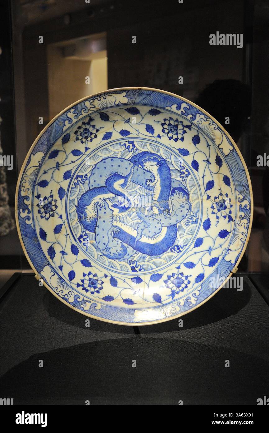 New York, États-Unis. 24 mars 2025. Plat avec deux dragons entrelacés, c. 1740, attribué à l'Iran, exposé lors de l'ouverture de Monstrous Beauty : a Feminist Revision of Chinoiserie au Metropolitan Museum of Art de New York, NY le 24 mars 2025. (Photo de Stephen Smith/Sipa USA) crédit : Sipa USA/Alamy Live News Banque D'Images