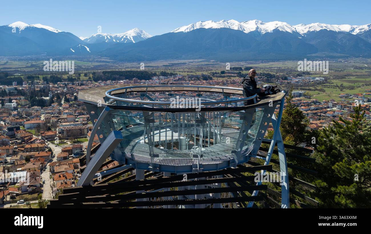 Touriste assis sur le pont d'observation de la tour Snezhanka à Pamporovo, Bulgarie, admirant la vue panoramique sur les montagnes Rhodopes Banque D'Images