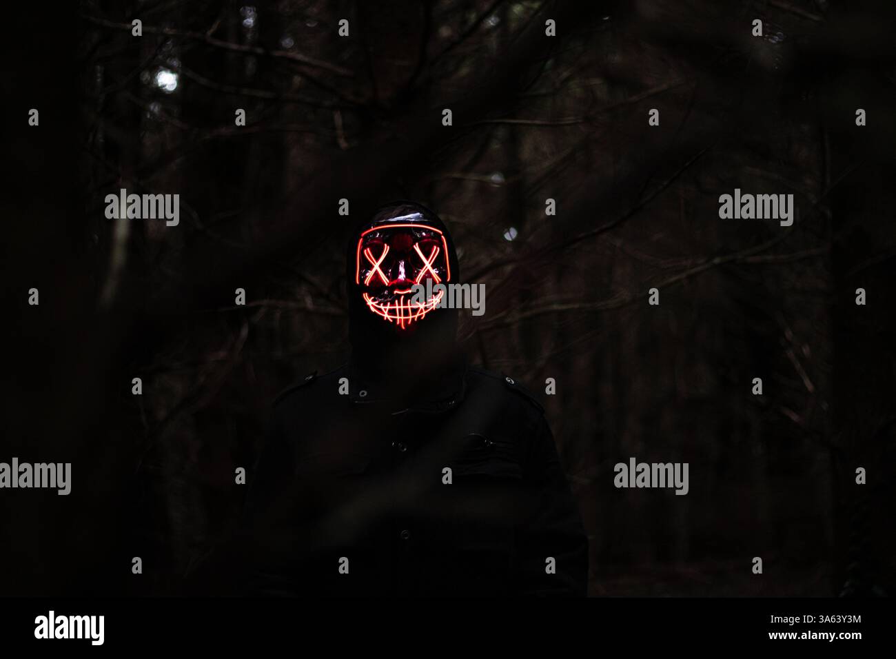 Masque de purge LED effrayant dans Dark Forest - effrayant Halloween Horror Vibes Banque D'Images