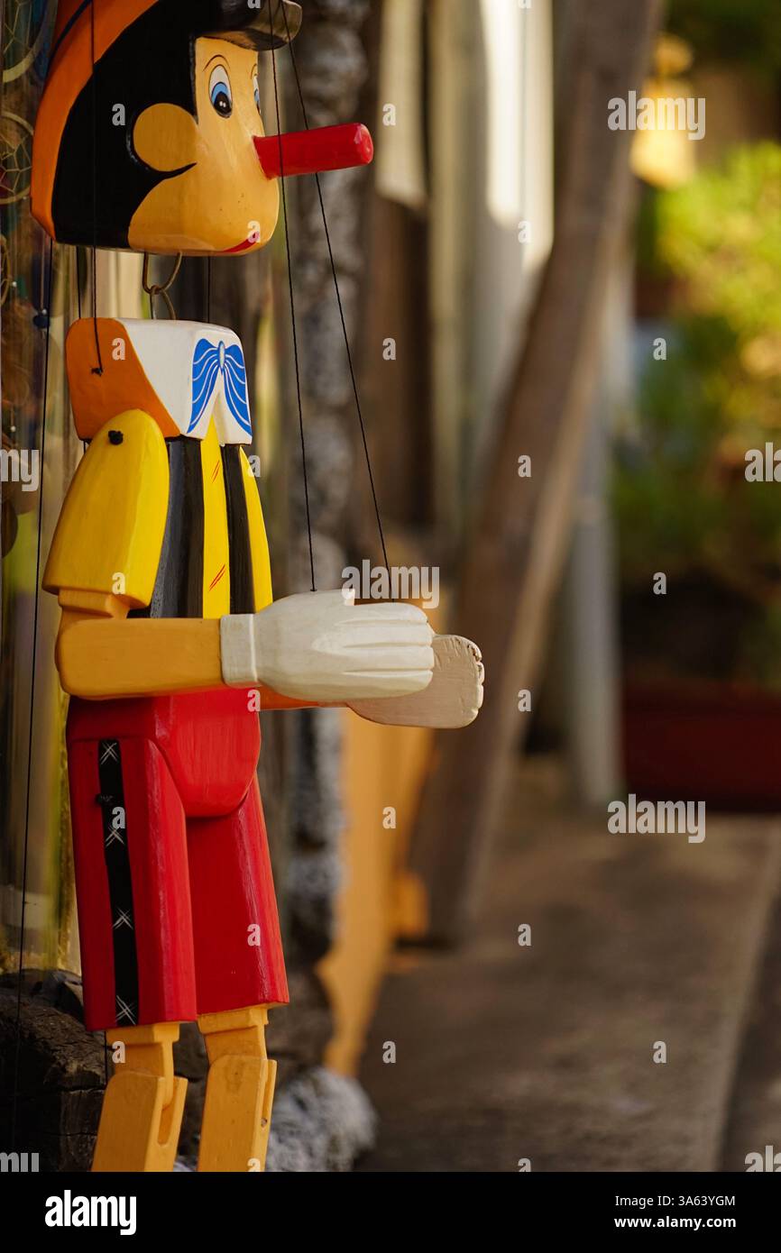 Pinocchio, une grande poupée en bois suspendue devant le magasin Banque D'Images